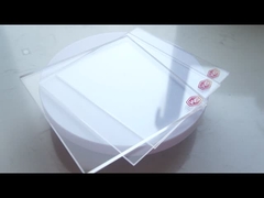 يلقي ورقة الاكريليك واضحة