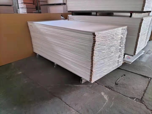 صلبة كثافة عالية 1220 * 2440mm ورقة رغوة بيضاء PVC Forex Celuka للإعلان عن الأثاث